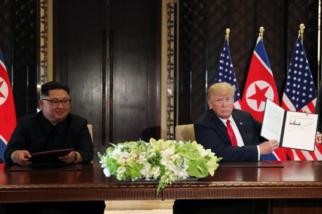 Kim Jong Un in Donald Trump ob podpisu skupnega dokumenta.