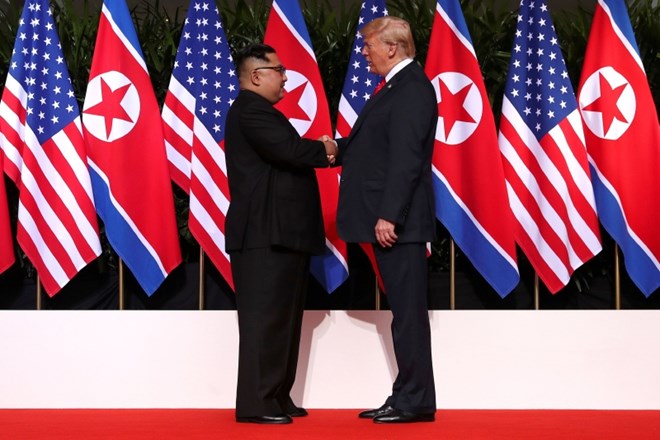 Stisk rok Kim Jong Una in Donalda Trumpa.