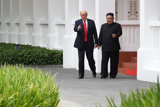 Donald Trump in Kim Jong Un na poti na kosilo.
