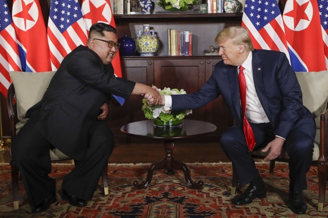Prvi sestanek med Kim Jong Unom in Donaldom Trumpom.