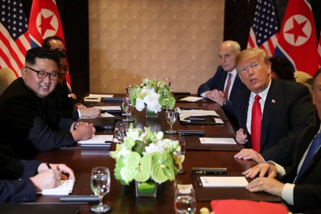 Donald Trump in Kim Jong Un pred razirjenim sestankom.