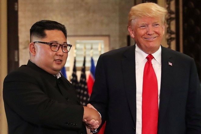Kim Jong Un in Donald Trump po podpisu dokumentov.