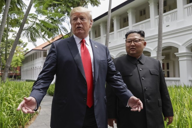 Donald Trump in Kim Jong Un na poti s kosila.