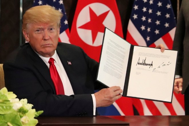 Donald Trump s podpisanim dokumentom.