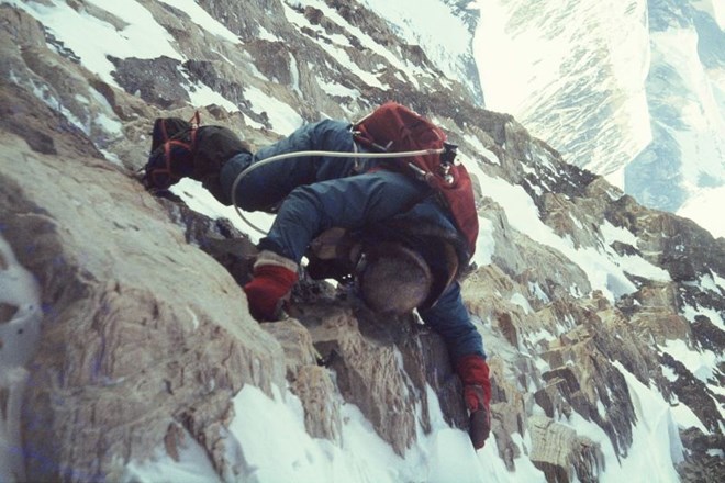 Vzpon na Mount Everest leta 1979 (zahodni greben, jugoslovanska odprava). Andrej Štremfelj v rumenem pasu.