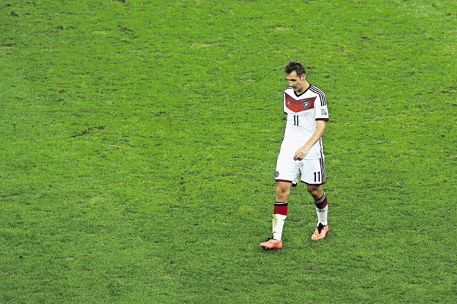 Nemški napadalec Miroslav Klose je za reprezentanco igral na štirih svetovnih prvenstvih in dosegel skupno 16 golov, s čimer...