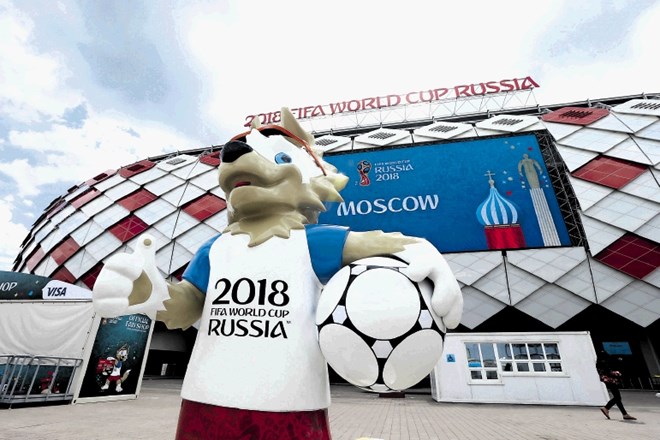 Maskota svetovnega nogometnega prvenstva Zabivaka pred moskovskim stadionom Spartaka, ki bo v soboto gostil dvoboj med...