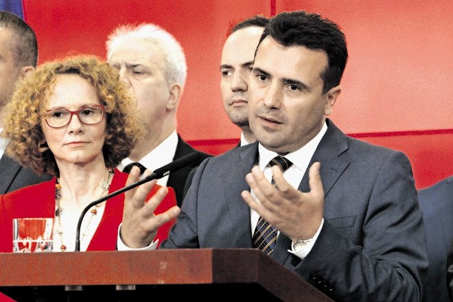 Grški premier Aleksis Cipras in premier Makedonije Zoran Zaev sta vsak svoji  javnosti predstavljala kompromisni predlog, ki...