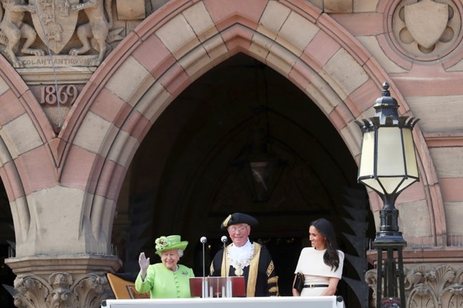 #foto #video Meghan na prvih uradnih obveznostih s kraljico Elizabeto II.