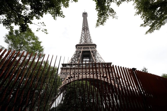 Eno največjih francoskih znamenitosti bodo zavarovali s kovinsko ograjo in s paneli iz neprebojnega stekla ter betonskimi...