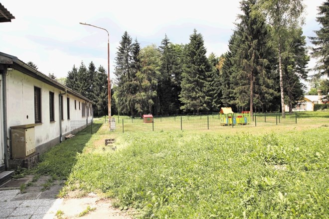 Trideset malčkov v vrtčevski enoti Majer ima zdaj na voljo tudi urejeno zunanje igrišče na zelenici.