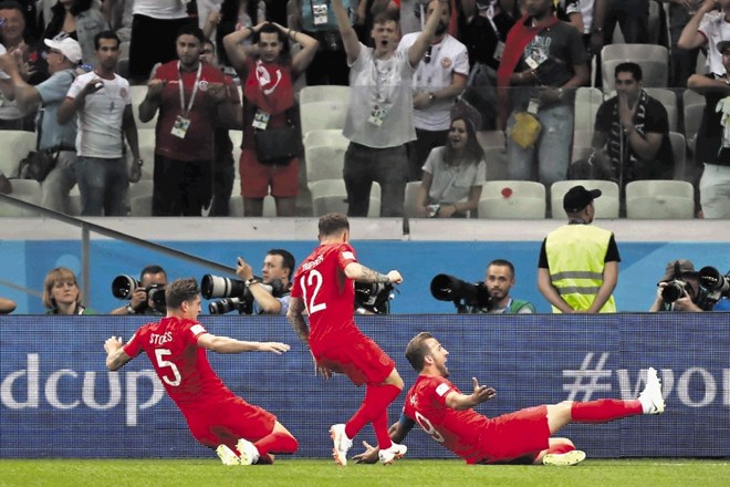 Harry Kane (desno) je z dvema goloma zagotovil zmago Angliji na obračunu proti Tuniziji.