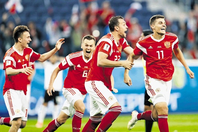 Ruski nogometaši postajajo hit domačega svetovnega prvenstva. Po zmagi nad Savdsko Arabijo s 5:0 so nadigrali še Egipčane...