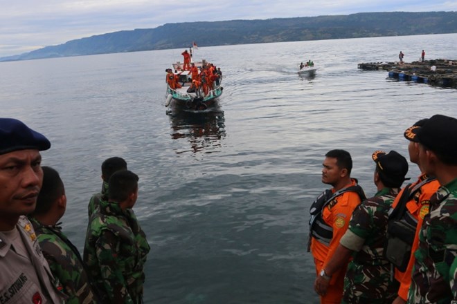 #foto V Indoneziji po nesreči trajekta pogrešajo 178 ljudi