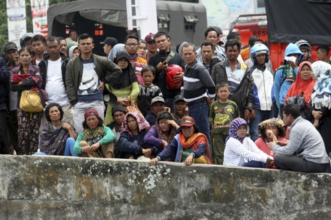 #foto V Indoneziji po nesreči trajekta pogrešajo 178 ljudi