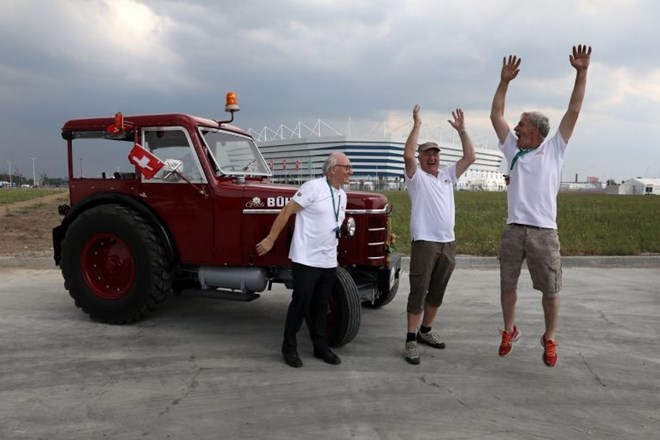 Švicarski trio do Kaliningrada na ogled tekme kar s traktorjem 