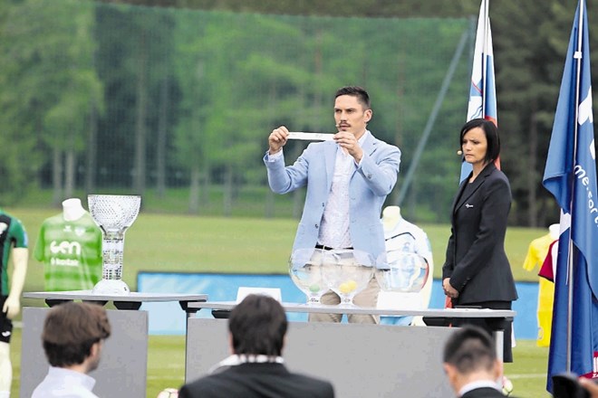 Predsednika Olimpije Milan Mandarić (levo) in Maribora Drago Cotar sta si pred žrebom segla v roke.