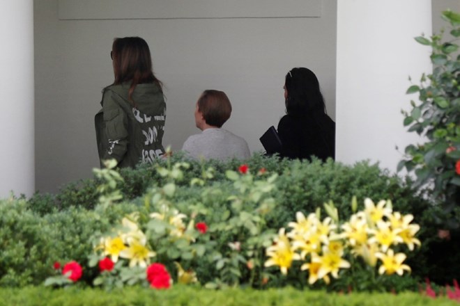 #foto Melania Trump na obisk meje z Mehiko oblekla jakno z napisom »Res mi je vseeno«