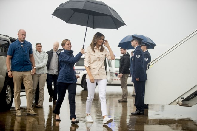 #foto Melania Trump na obisk meje z Mehiko oblekla jakno z napisom »Res mi je vseeno«