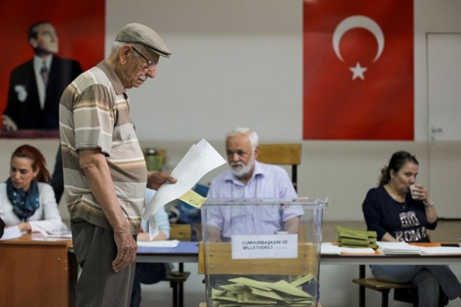 Zmaga na turških volitvah se nasmiha Erdoganu, opozicija kritična