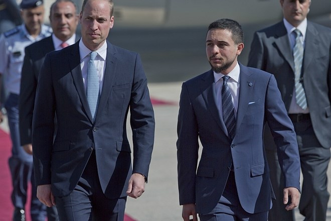 Princ William se je najprej ustavil v Jordaniji, kjer se je srečal z jordanskim kronskim princem Al Huseinom bin Abdullahom...