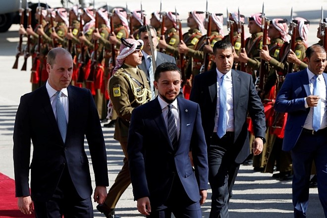 Princ William se je najprej ustavil v Jordaniji, kjer se je srečal z jordanskim kronskim princem Al Huseinom bin Abdullahom...