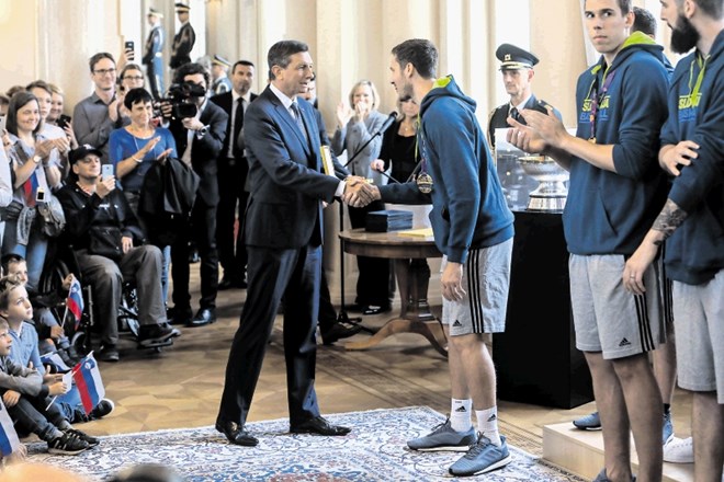 Predsednik Republike Slovenije Borut Pahor je vsem petindvajsetim članom slovenske košarkarske reprezentance (desno Goran...