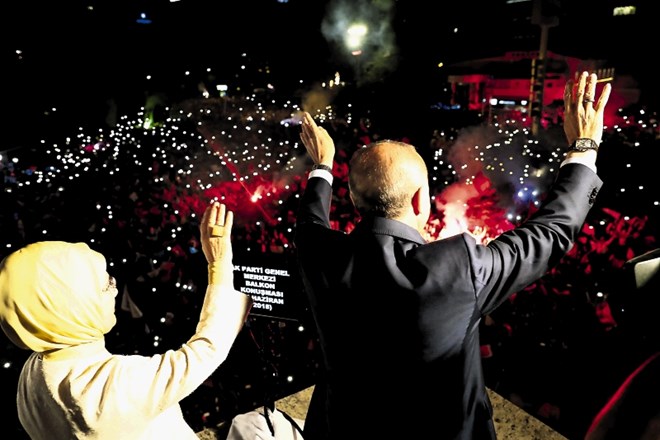 Recep Tayyip Erdogan in žena  Emine sta proslavljala s privrženci  predsednikove stranke AKP v Ankari.