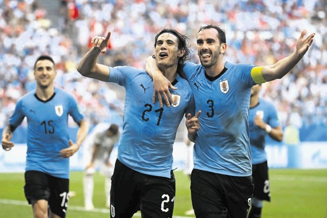 Urugvajca Edinson Cavani (levo) in Diego Godin sta se takole veselila visoke zmage proti Rusiji in prvega mesta svoje...