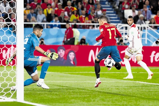Španec Iago Aspas (v rdečem dresu) je v 91. minuti s peto dosegel izenačujoči gol proti Maroku in svoji reprezentanci...