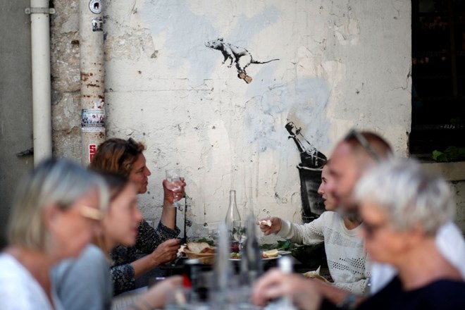 #foto Banksy z grafiti na temo beguncev okrasil francosko prestolnico 