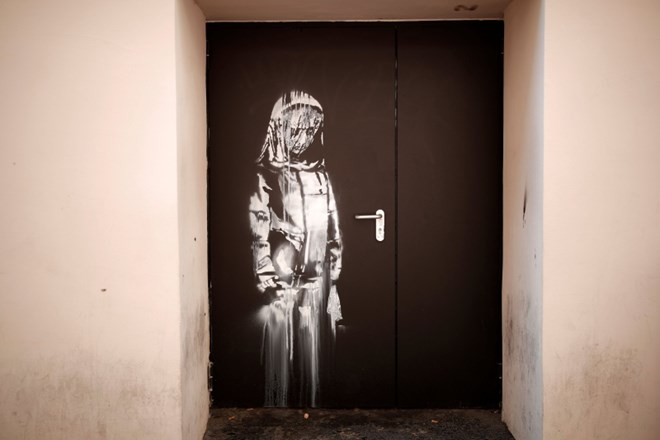#foto Banksy z grafiti na temo beguncev okrasil francosko prestolnico 