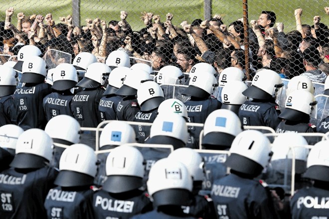 Avstrijska policija je na mejnem prehodu s Slovenijo prikazala svojo pripravljenost, da zapre meje pred navalom migrantov.