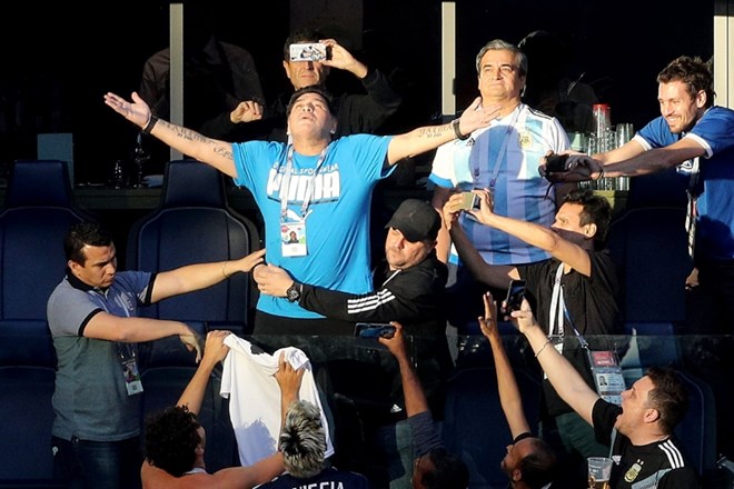 Ko je Argentini proti Nigeriji kazalo slabo, se je Diego Armando Maradona ozrl v nebo in prosil za pomoč.