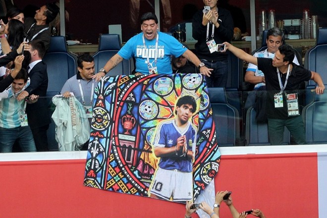 Diego Armando Maradona rad pozira ob svojih zastavah in plakatih s podobami, ko je doživljal najlepše nogometne čase.
