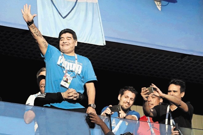 Vsakokrat, ko je Diego Armando Maradona ob spremljanju argentinske reprezentance vstal s sedeža, so ga varnostniki tesno...