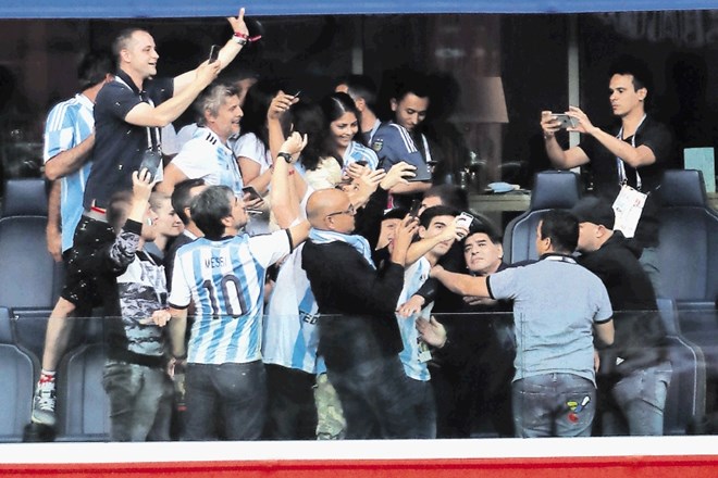 Diego Armando Maradona ima med argentinskimi nogometnimi navijači status božanstva.