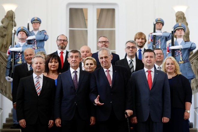 Andrej Babiš (drugi z leve) skupaj s člani vlade ob češkem predsedniku Milošu Zemanu (drugi z desne).