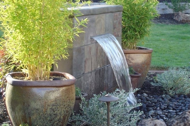 Pomirjujoče žuborenje ali šumenje vode: kakšen vodnjak izbrati za vrt  