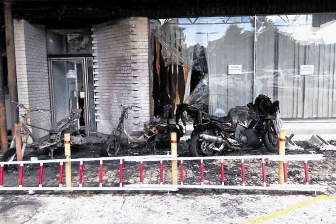So se plameni izpod motocikla res razširili na ostrešje lokalov v pritličju, kot kaže naša fotografija?