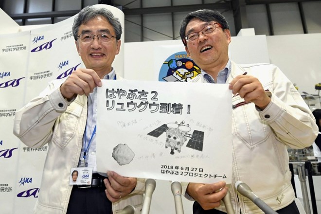 Profesor Takashi Kubota, (desno) in sodelujoči profesor Makoto Yoshikawa, vodji projekta Hayabuso 2.