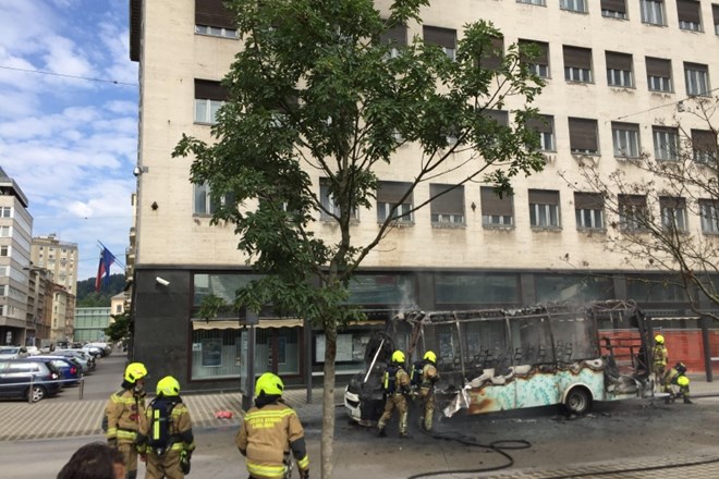 #foto V središču Ljubljane zgorel avtobus 