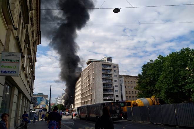 Gasilci Gasilske brigade Ljubljana so s tremi gasilskimi vozili odhiteli gasiti požar na avtobusu na križišču Slovenske,...