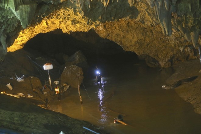 #foto #video Otroci s trenerjem več kot teden dni ujeti v jami na Tajskem 