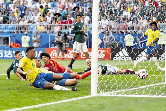 Brazilski nogometaš Neymar (skrajno levo) je danes v Samari prvi načel mehiško mrežo in dosegel svoj šesti gol v zgodovini...