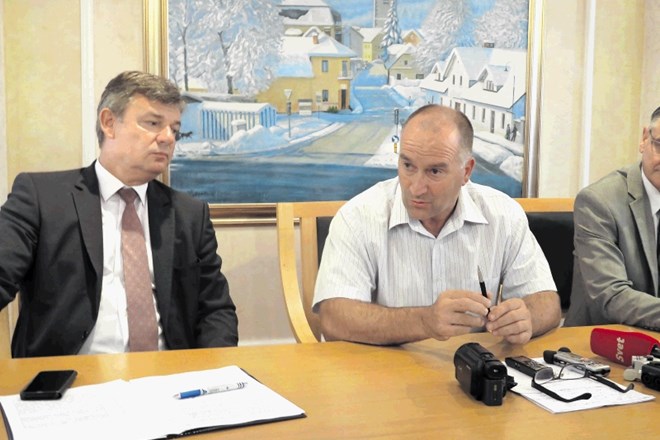 Minister Peter Gašperšič in mengeški župan Franc Jerič (desno) verjameta, da bodo Darsovi nadzorniki v ponedeljek podali...