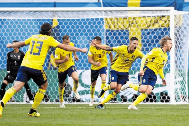Švedi so se uvrstili v četrtfinale, potem ko je edini gol na tekmi proti Švici dosegel njihov največji zvezdnik Emil Forsberg...