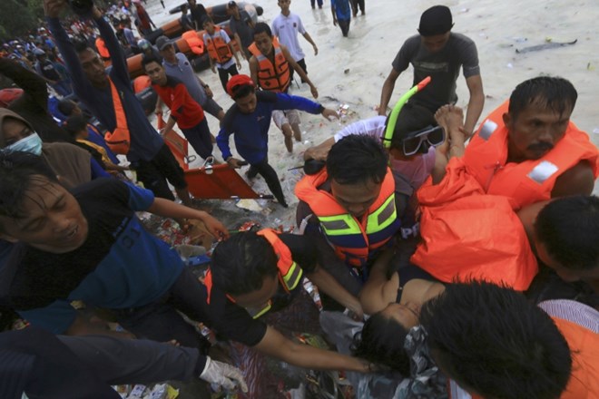 V nesreči trajekta v Indoneziji več deset mrtvih