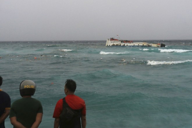 V nesreči trajekta v Indoneziji več deset mrtvih