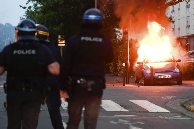 #foto Po uboju moškega v Nantesu izbruhnili izgredi
